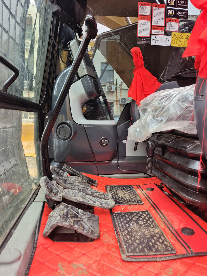 CAT 320D2L WITH 3 CAMERAS - Lánctalpas kotró: 4 kép. CAT 320D2L WITH 3 CAMERAS - Lánctalpas kotró: 4 kép.