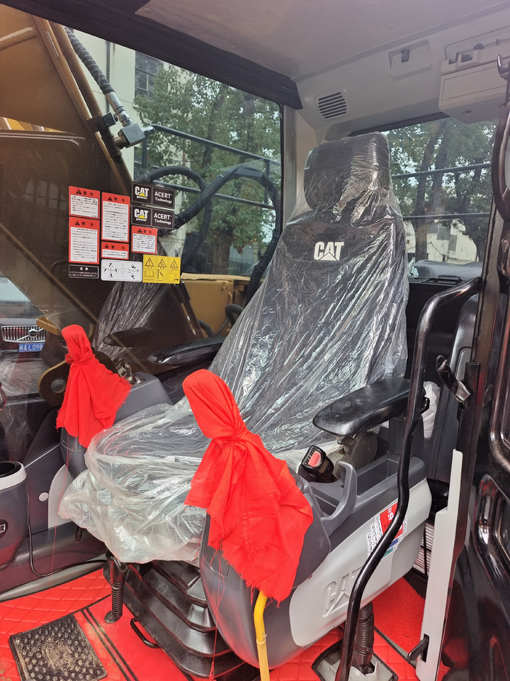 CAT 320D2L WITH 3 CAMERAS - Lánctalpas kotró: 5 kép. CAT 320D2L WITH 3 CAMERAS - Lánctalpas kotró: 5 kép.