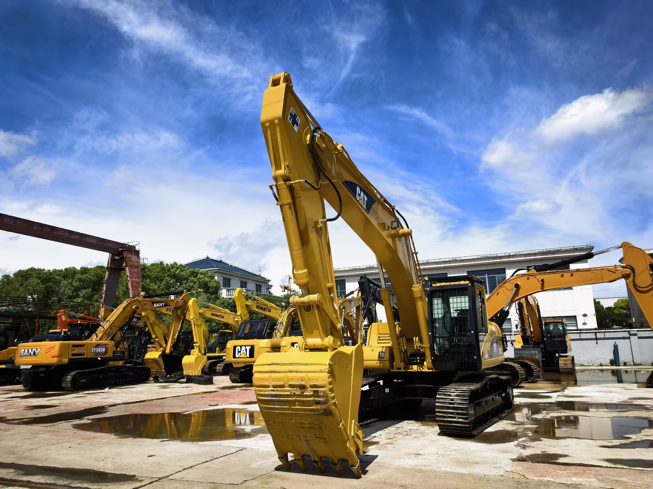 CAT 325C - Lánctalpas kotró: 4 kép. CAT 325C - Lánctalpas kotró: 4 kép.
