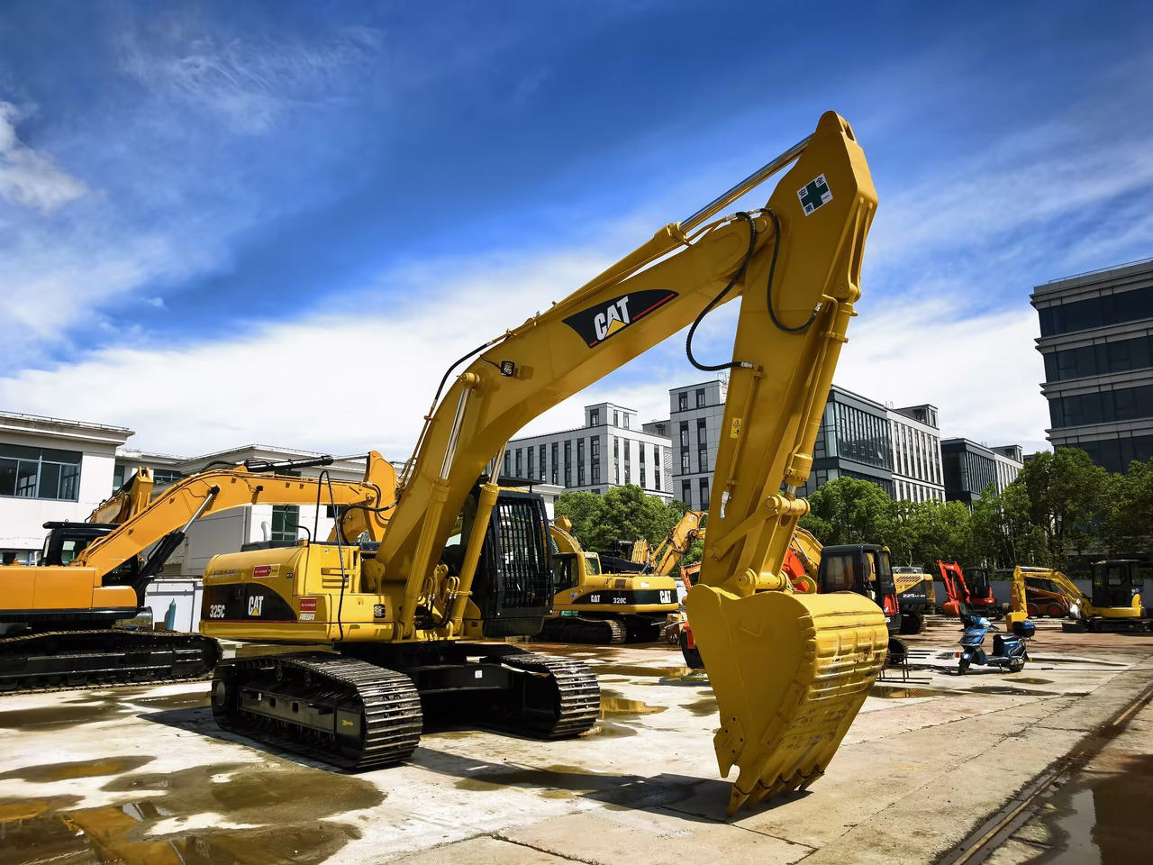 CAT 325C - Lánctalpas kotró: 5 kép. CAT 325C - Lánctalpas kotró: 5 kép.