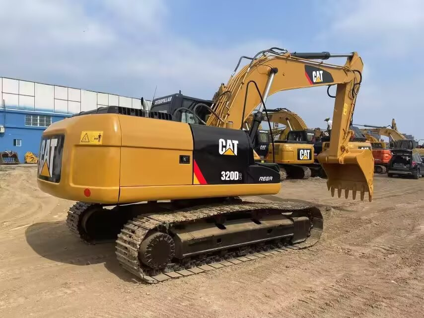 CATERPILLAR 320D2 L - Lánctalpas kotró: 1 kép. CATERPILLAR 320D2 L - Lánctalpas kotró: 1 kép.