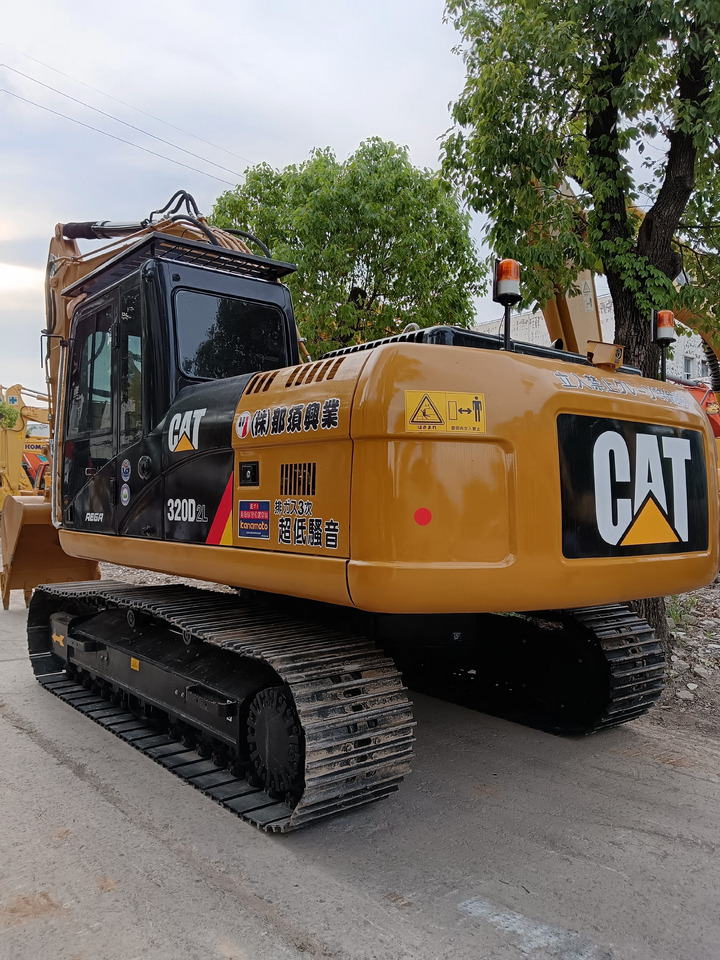 CATERPILLAR 320D2L CAT 330 - Lánctalpas kotró: 2 kép. CATERPILLAR 320D2L CAT 330 - Lánctalpas kotró: 2 kép.