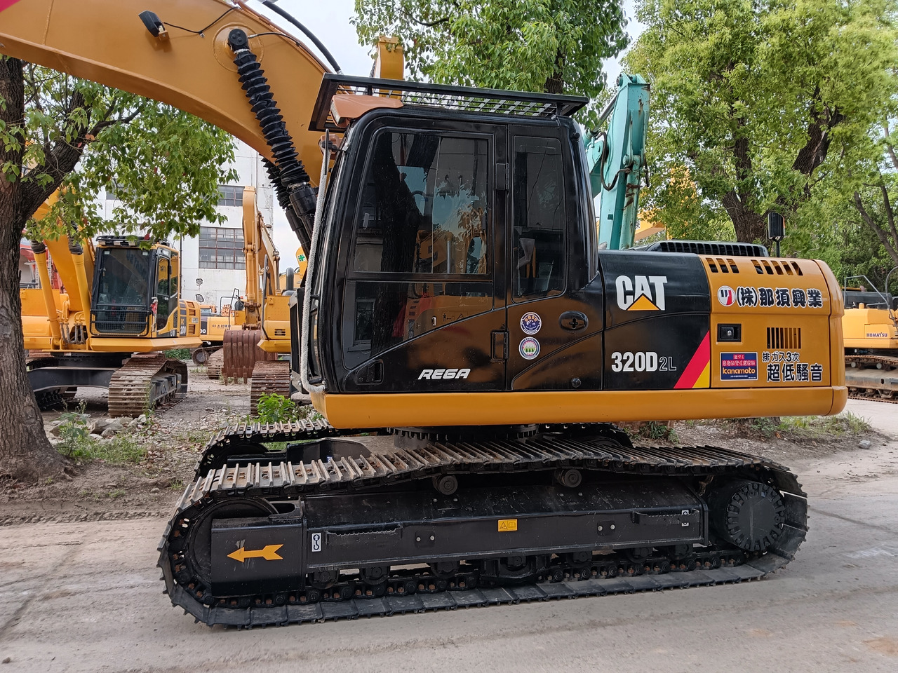 CATERPILLAR 320D2L CAT 330 - Lánctalpas kotró: 1 kép. CATERPILLAR 320D2L CAT 330 - Lánctalpas kotró: 1 kép.