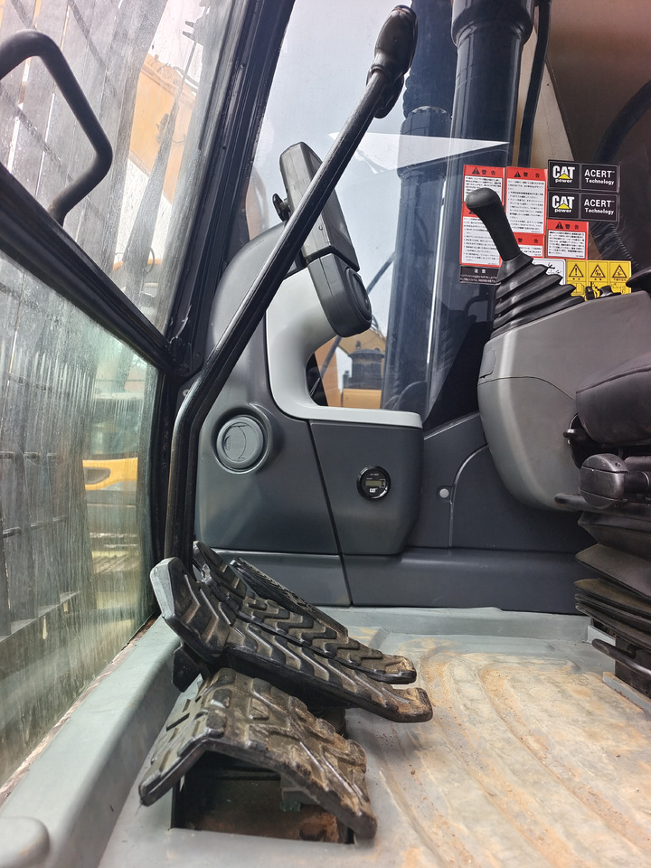 CATERPILLAR 320D2L - Lánctalpas kotró: 5 kép. CATERPILLAR 320D2L - Lánctalpas kotró: 5 kép.