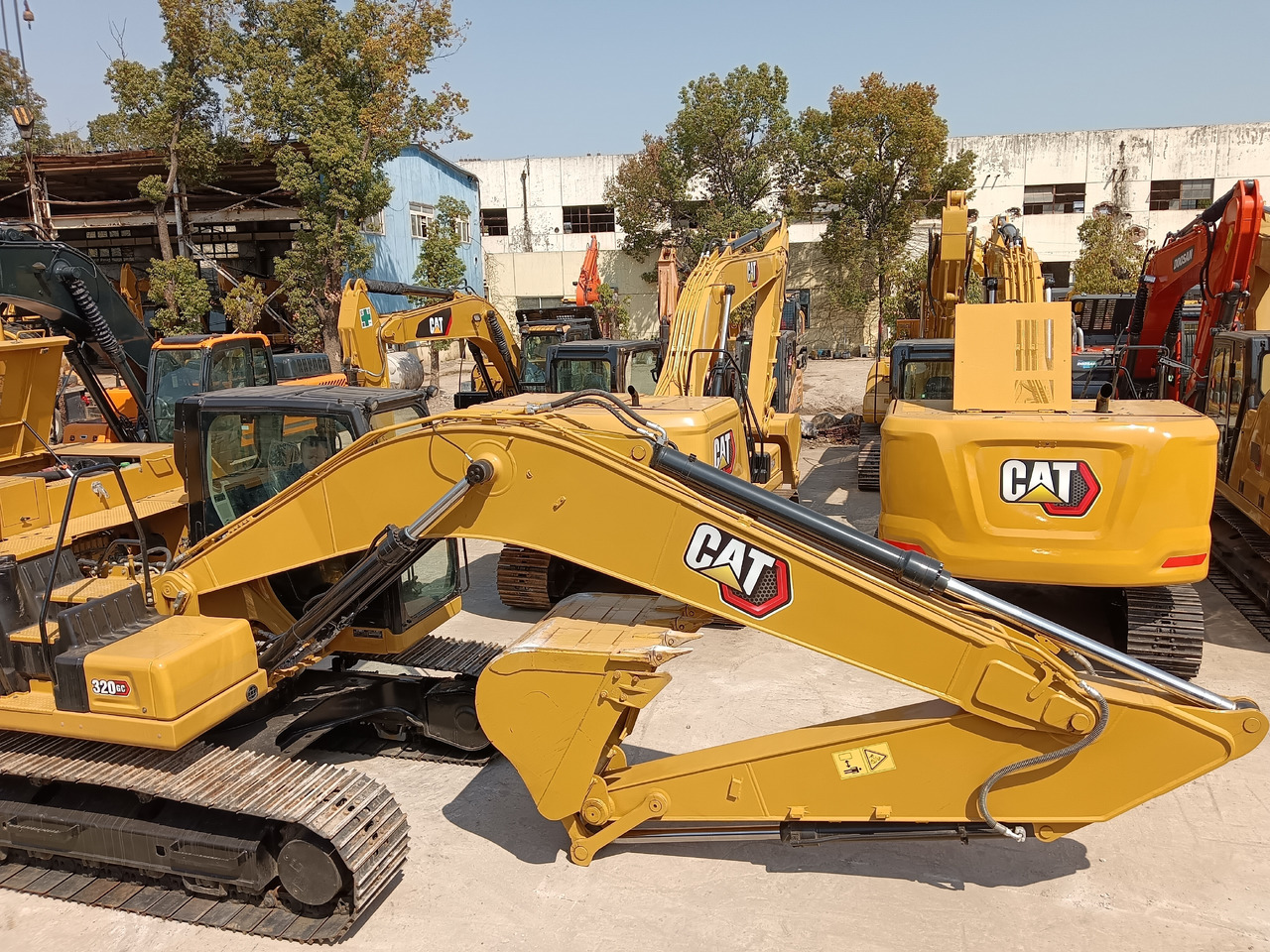 CATERPILLAR 320GC CAT - Lánctalpas kotró: 3 kép. CATERPILLAR 320GC CAT - Lánctalpas kotró: 3 kép.