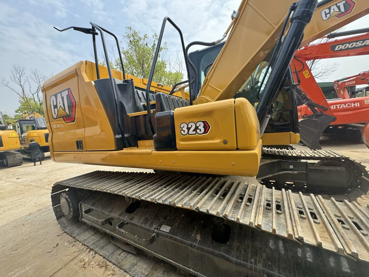 CATERPILLAR 323GC CAT - Lánctalpas kotró: 3 kép. CATERPILLAR 323GC CAT - Lánctalpas kotró: 3 kép.