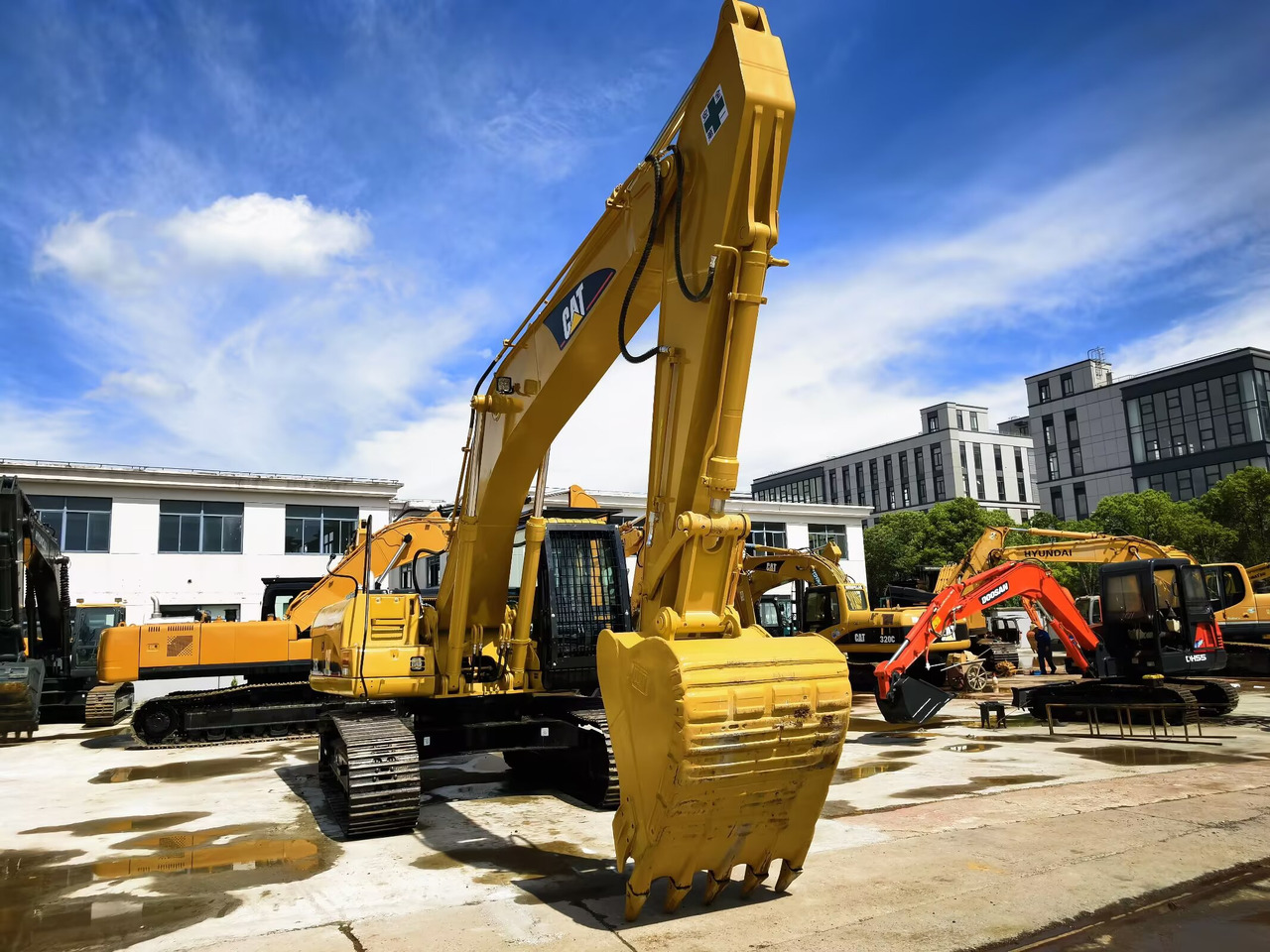 CATERPILLAR 325C CAT - Lánctalpas kotró: 2 kép. CATERPILLAR 325C CAT - Lánctalpas kotró: 2 kép.