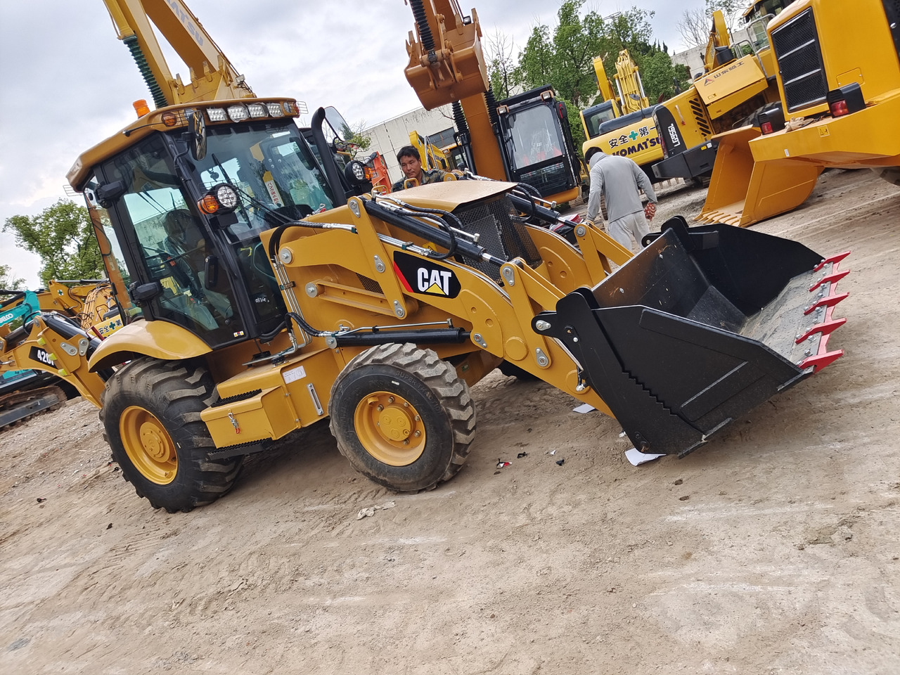 CATERPILLAR 420F CAT 100% NEW - Kotrórakodó: 4 kép. CATERPILLAR 420F CAT 100% NEW - Kotrórakodó: 4 kép.