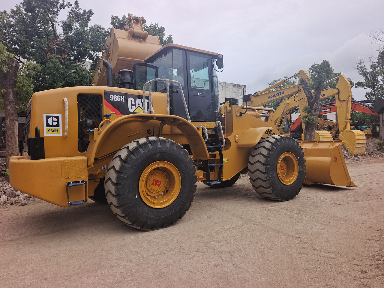 CATERPILLAR 966 H CAT 950 GC 950H - Gumikerekes homlokrakodó: 1 kép. CATERPILLAR 966 H CAT 950 GC 950H - Gumikerekes homlokrakodó: 1 kép.