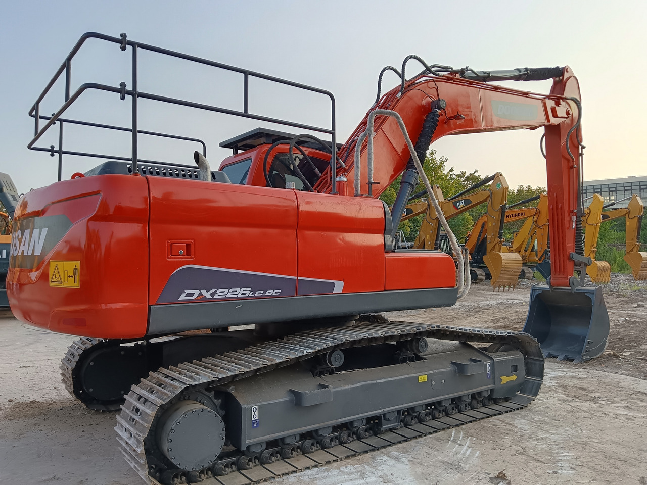 DOOSAN DX225 LC - 9C DX225LCA - Lánctalpas kotró: 1 kép. DOOSAN DX225 LC - 9C DX225LCA - Lánctalpas kotró: 1 kép.