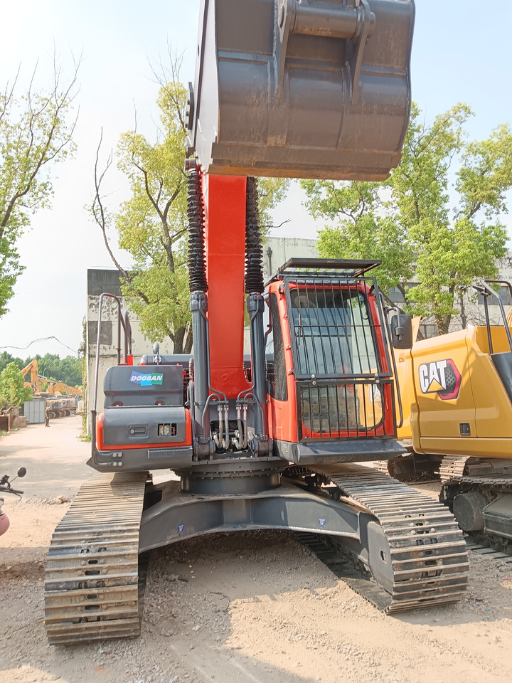 DOOSAN DX225 LCA DX 225 LC - 9C - Lánctalpas kotró: 5 kép. DOOSAN DX225 LCA DX 225 LC - 9C - Lánctalpas kotró: 5 kép.