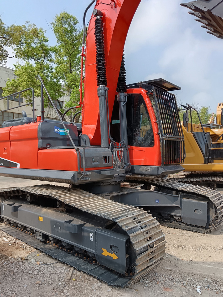 DOOSAN DX225 LCA DX 225 LC - 9C - Lánctalpas kotró: 4 kép. DOOSAN DX225 LCA DX 225 LC - 9C - Lánctalpas kotró: 4 kép.