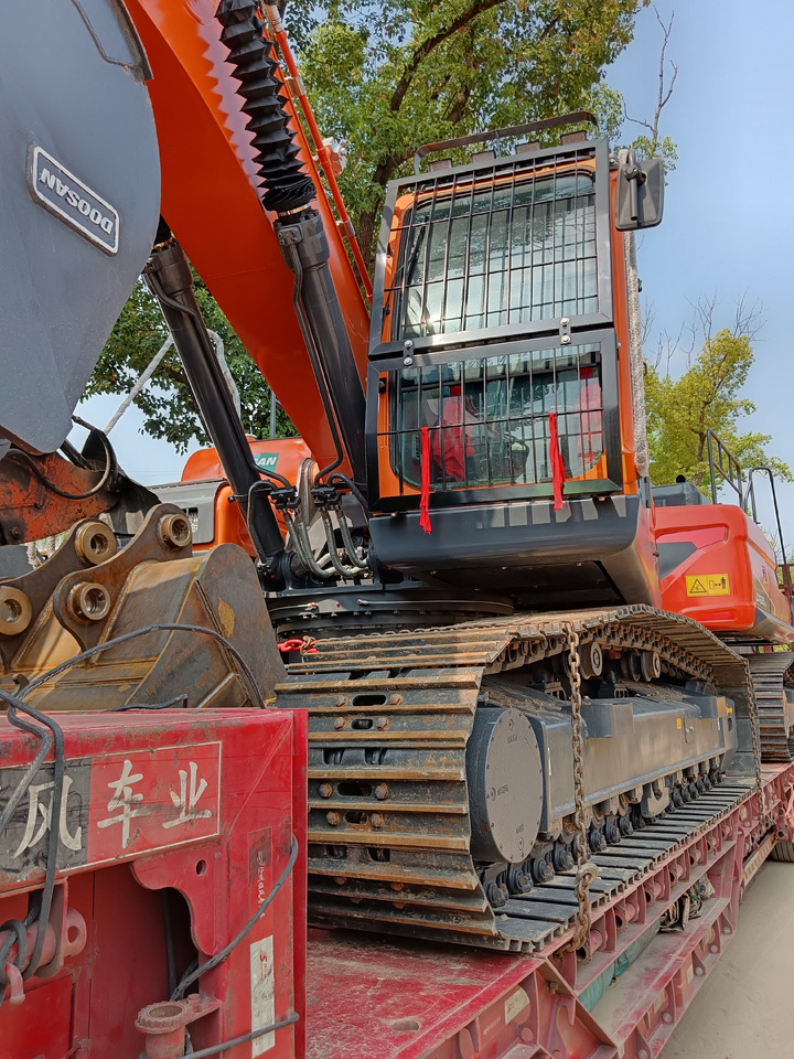 DOOSAN DX225 LCA LC-9C - Lánctalpas kotró: 5 kép. DOOSAN DX225 LCA LC-9C - Lánctalpas kotró: 5 kép.
