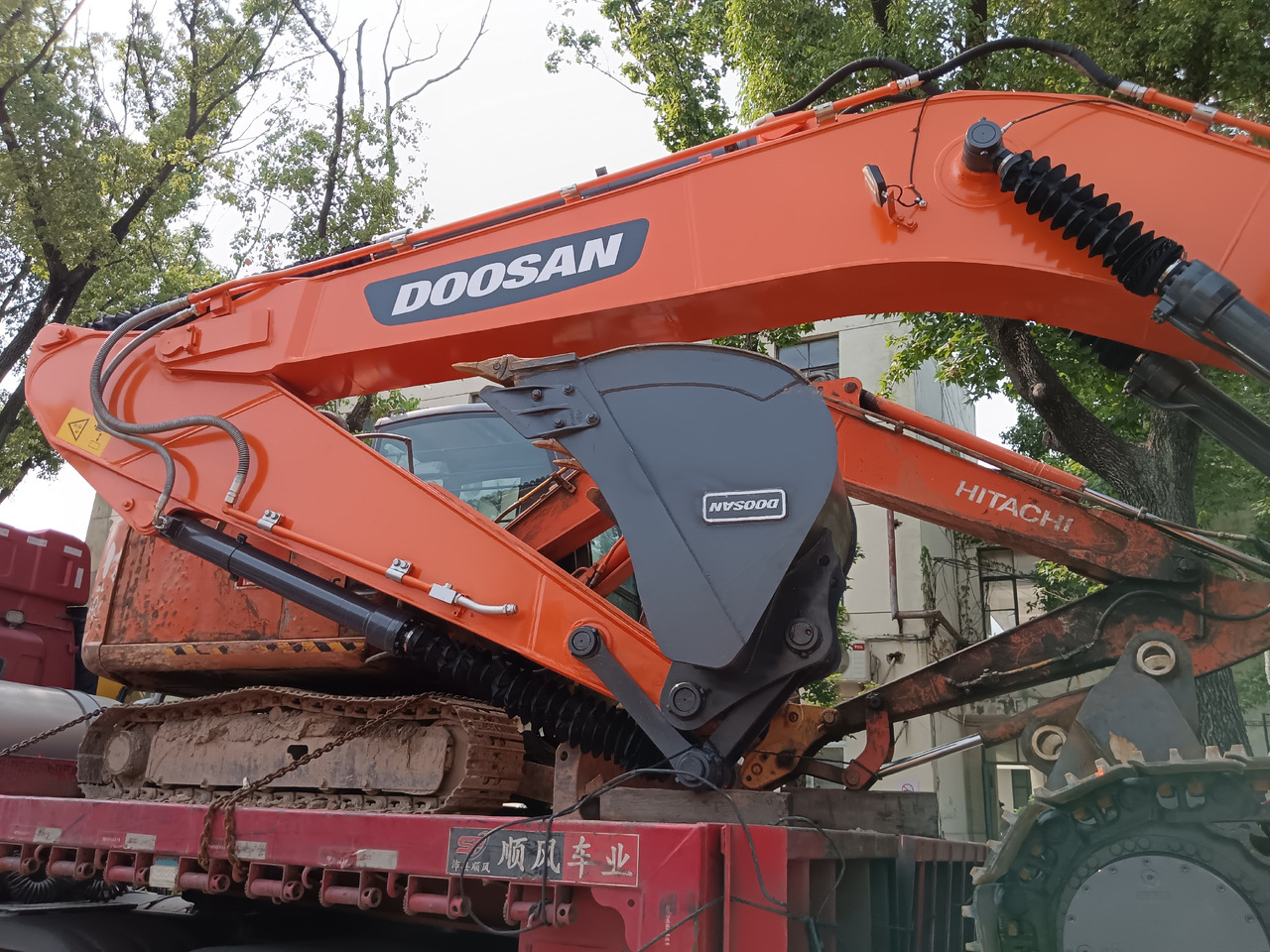 DOOSAN DX225 LCA LC-9C - Lánctalpas kotró: 3 kép. DOOSAN DX225 LCA LC-9C - Lánctalpas kotró: 3 kép.