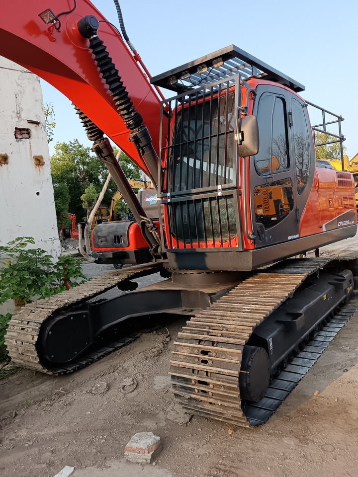 DOOSAN DX225LC-9C DX225 LCA - Lánctalpas kotró: 4 kép. DOOSAN DX225LC-9C DX225 LCA - Lánctalpas kotró: 4 kép.
