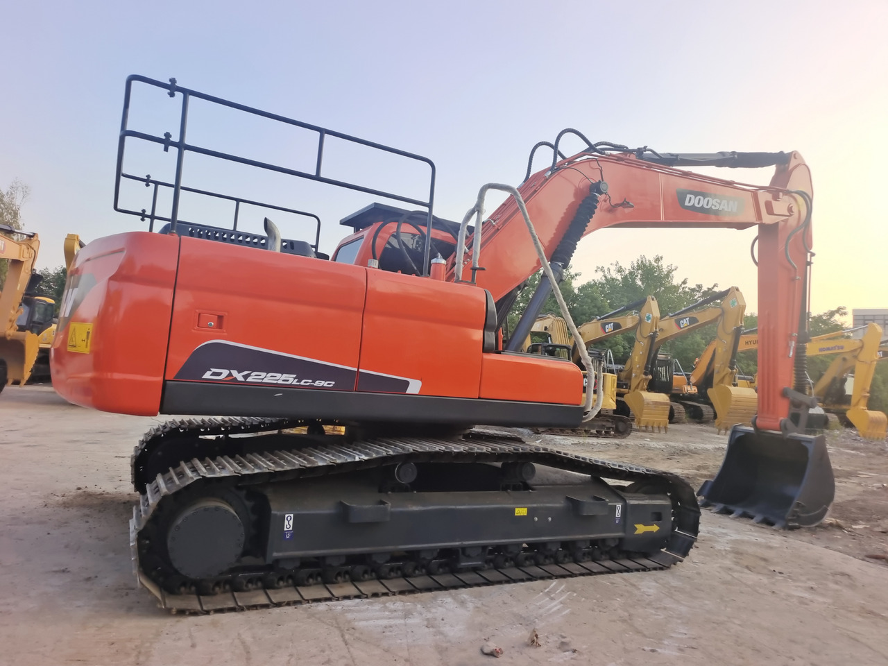 DOOSAN DX225LC-9C - Lánctalpas kotró: 1 kép. DOOSAN DX225LC-9C - Lánctalpas kotró: 1 kép.