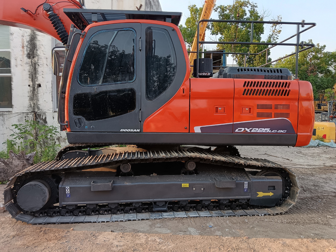 DOOSAN DX225LC-9C - Lánctalpas kotró: 1 kép. DOOSAN DX225LC-9C - Lánctalpas kotró: 1 kép.