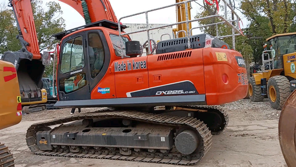DOOSAN DX225LC - Lánctalpas kotró: 1 kép. DOOSAN DX225LC - Lánctalpas kotró: 1 kép.