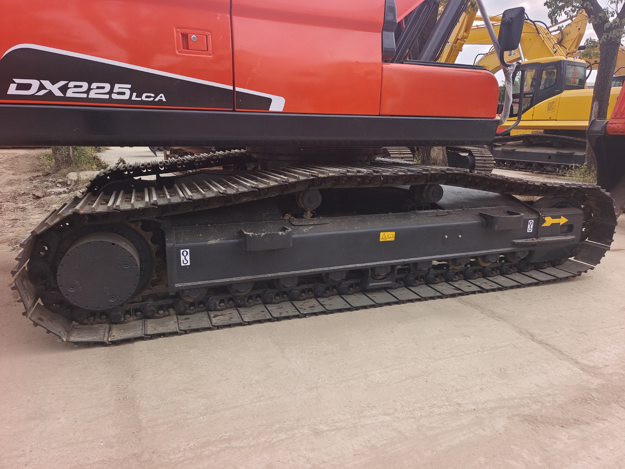 DOOSAN DX225LCA DX225 LC-9C DX300 DX340 - Lánctalpas kotró: 3 kép. DOOSAN DX225LCA DX225 LC-9C DX300 DX340 - Lánctalpas kotró: 3 kép.