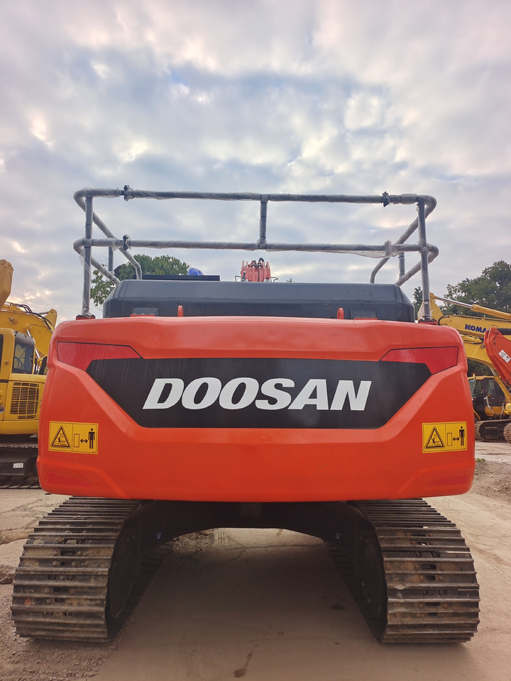 DOOSAN DX225LCA DX225 LC-9C DX300 DX340 - Lánctalpas kotró: 2 kép. DOOSAN DX225LCA DX225 LC-9C DX300 DX340 - Lánctalpas kotró: 2 kép.