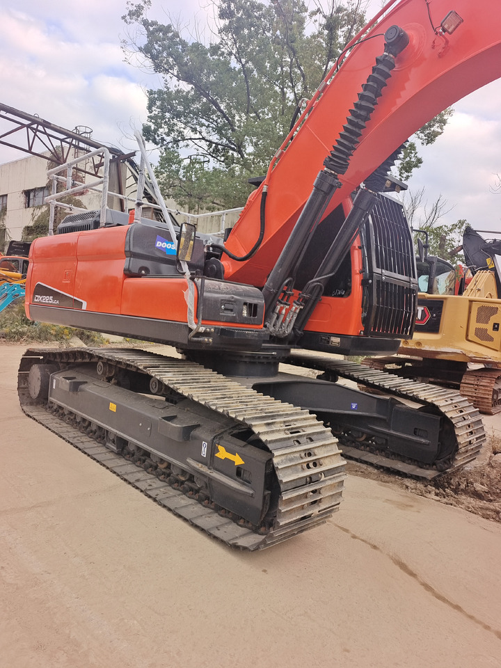 DOOSAN DX225LCA DX225 LC-9C DX300 DX340 - Lánctalpas kotró: 5 kép. DOOSAN DX225LCA DX225 LC-9C DX300 DX340 - Lánctalpas kotró: 5 kép.
