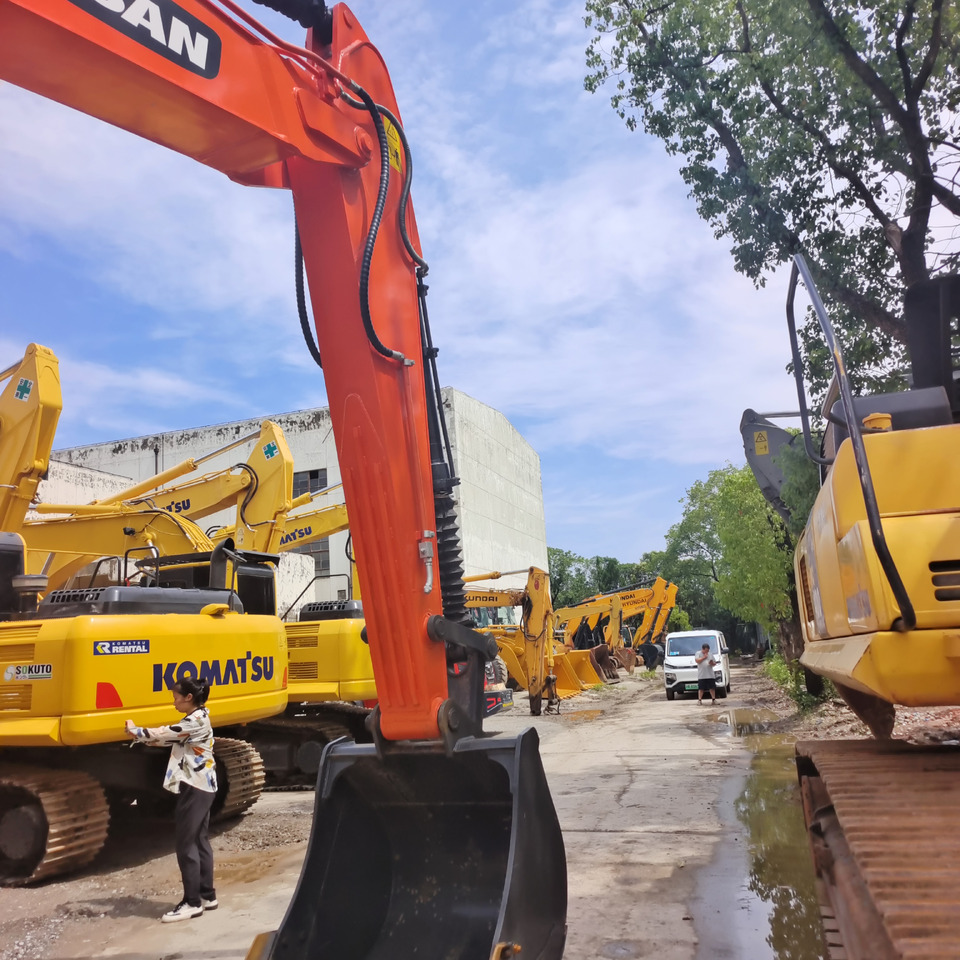 DOOSAN DX225LCA DX225 LC - 9C - Lánctalpas kotró: 5 kép. DOOSAN DX225LCA DX225 LC - 9C - Lánctalpas kotró: 5 kép.