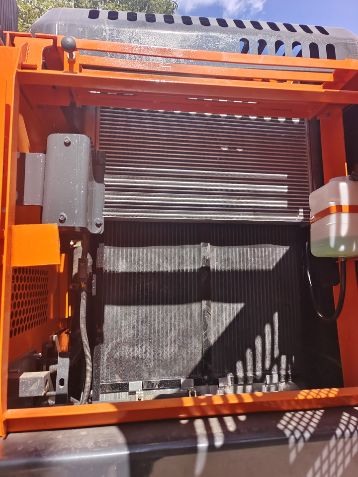 DOOSAN DX225LCA DX225 LC-9C - Lánctalpas kotró: 3 kép. DOOSAN DX225LCA DX225 LC-9C - Lánctalpas kotró: 3 kép.