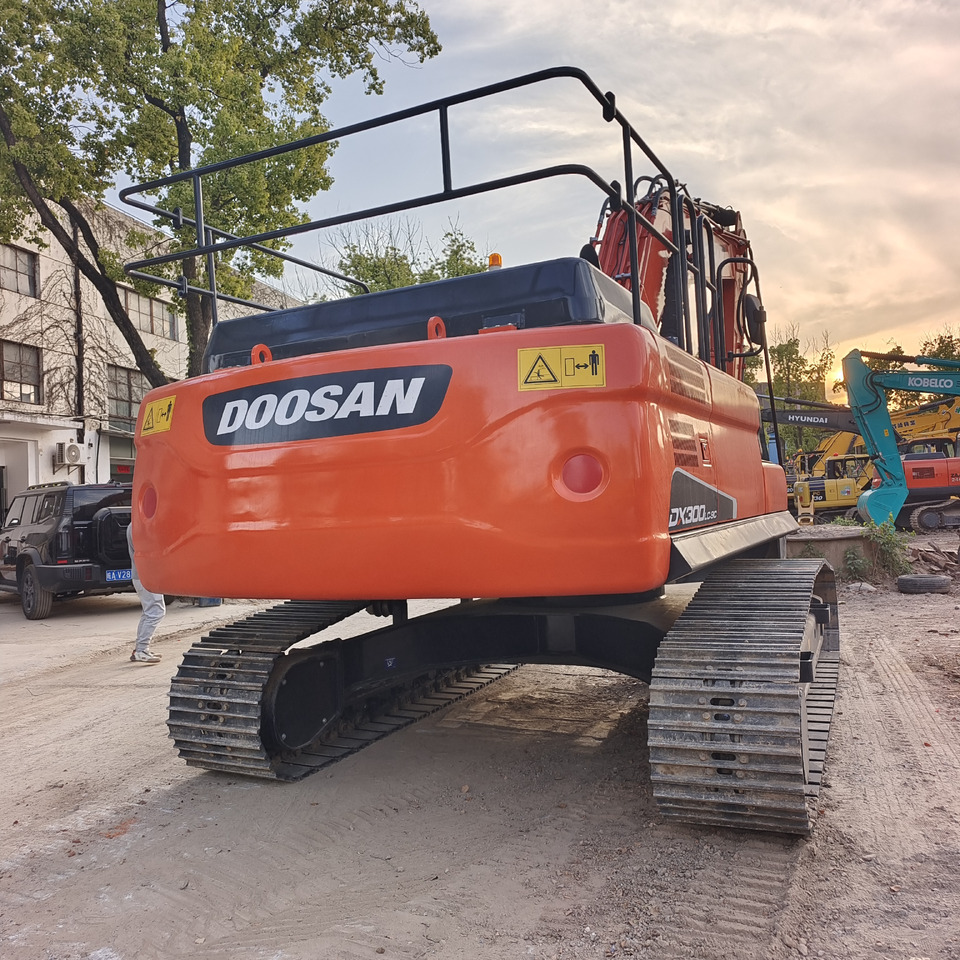 DOOSAN DX300 LC - 9C - Lánctalpas kotró: 4 kép. DOOSAN DX300 LC - 9C - Lánctalpas kotró: 4 kép.