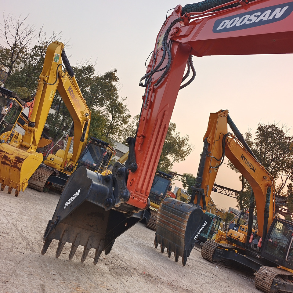 DOOSAN DX300 LCA DX300LC-9C - Lánctalpas kotró: 4 kép. DOOSAN DX300 LCA DX300LC-9C - Lánctalpas kotró: 4 kép.