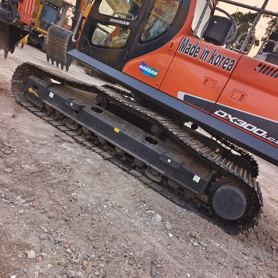 DOOSAN DX300LC-9C DX300 LC - 9C DX 300 LCA DX340 DX225 - Lánctalpas kotró: 2 kép. DOOSAN DX300LC-9C DX300 LC - 9C DX 300 LCA DX340 DX225 - Lánctalpas kotró: 2 kép.
