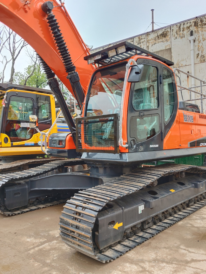 DOOSAN DX300LC-9C DX300 LCA DX340 DX225 - Lánctalpas kotró: 4 kép. DOOSAN DX300LC-9C DX300 LCA DX340 DX225 - Lánctalpas kotró: 4 kép.
