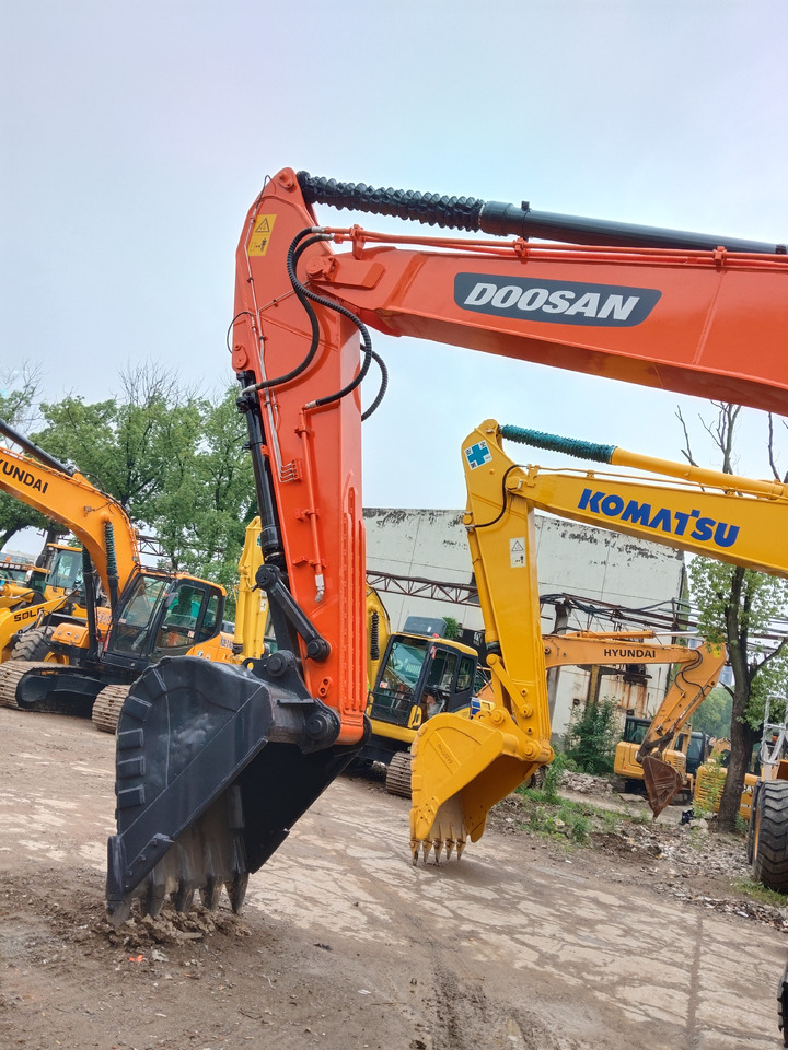DOOSAN DX300LC-9C DX300LCA - Lánctalpas kotró: 2 kép. DOOSAN DX300LC-9C DX300LCA - Lánctalpas kotró: 2 kép.