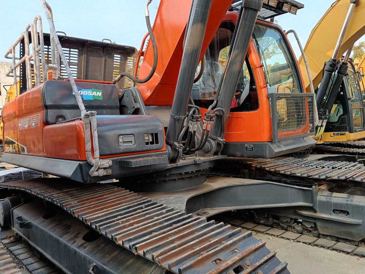 DOOSAN DX340LC-9C DX340 - Lánctalpas kotró: 4 kép. DOOSAN DX340LC-9C DX340 - Lánctalpas kotró: 4 kép.