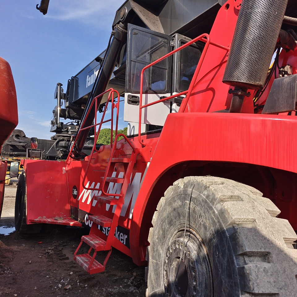FANTUZZI CS45KMHD 45 TON - Konténerrakodó: 3 kép. FANTUZZI CS45KMHD 45 TON - Konténerrakodó: 3 kép.