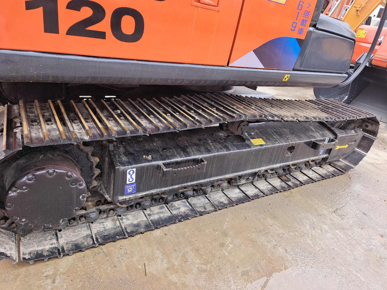 HITACHI ZX120 - Lánctalpas kotró: 2 kép. HITACHI ZX120 - Lánctalpas kotró: 2 kép.