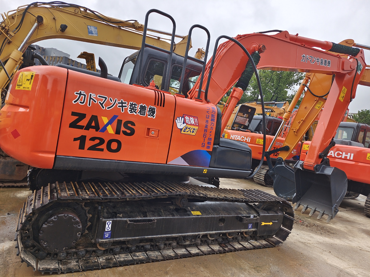 HITACHI ZX120 - Lánctalpas kotró: 3 kép. HITACHI ZX120 - Lánctalpas kotró: 3 kép.