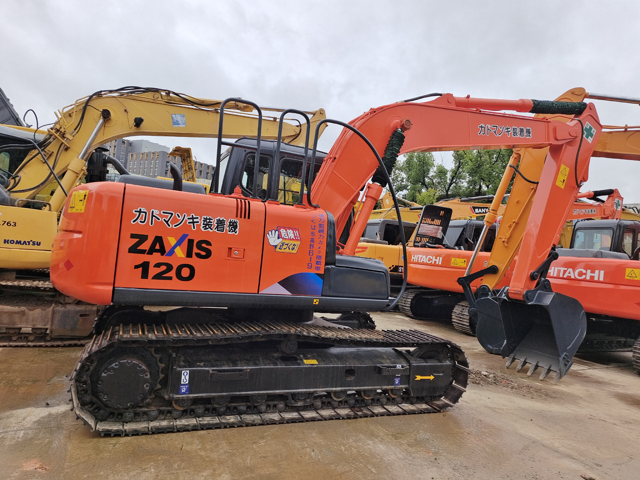 HITACHI ZX120 - Lánctalpas kotró: 1 kép. HITACHI ZX120 - Lánctalpas kotró: 1 kép.