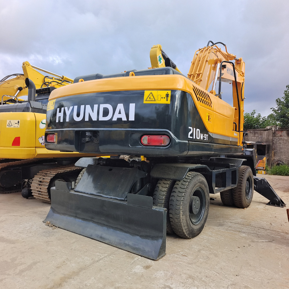 HYUNDAI 210w-9t ROBEX 210W - 9T 210W-9S - Gumikerekes kotró: 1 kép. HYUNDAI 210w-9t ROBEX 210W - 9T 210W-9S - Gumikerekes kotró: 1 kép.