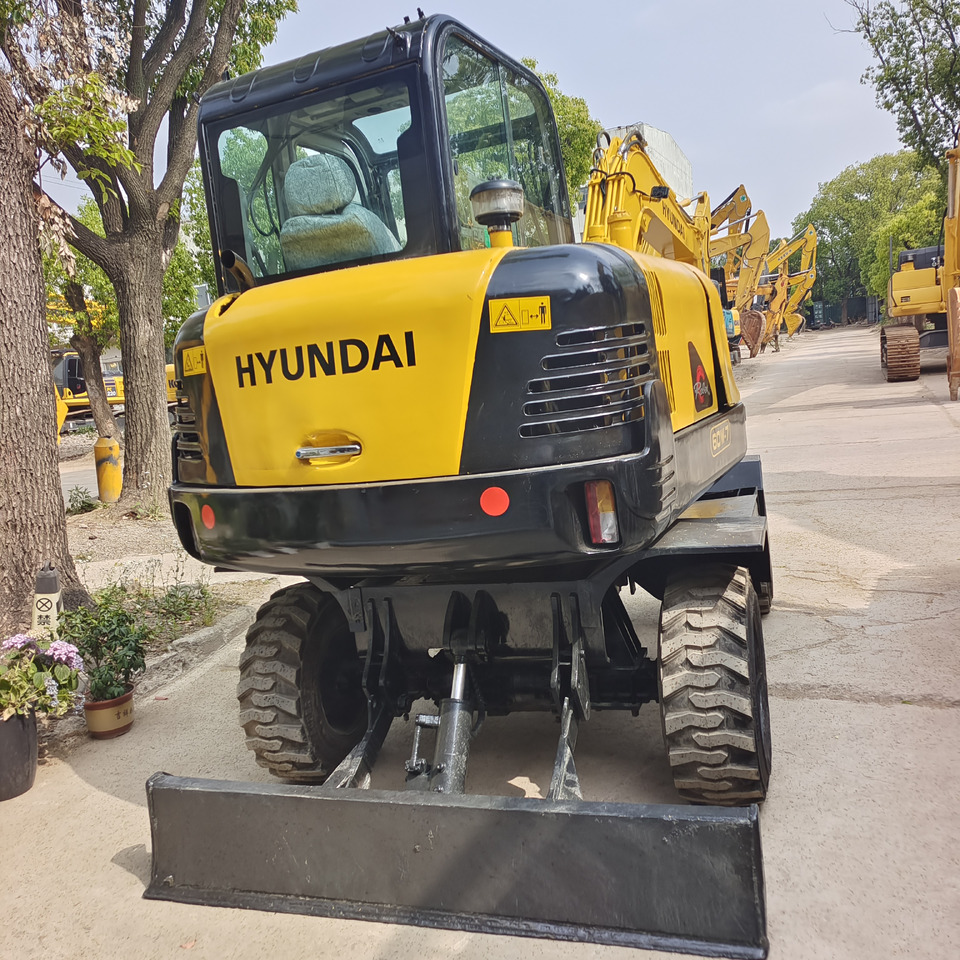 HYUNDAI R 60W - 7 R60W-7 - Gumikerekes kotró: 4 kép. HYUNDAI R 60W - 7 R60W-7 - Gumikerekes kotró: 4 kép.
