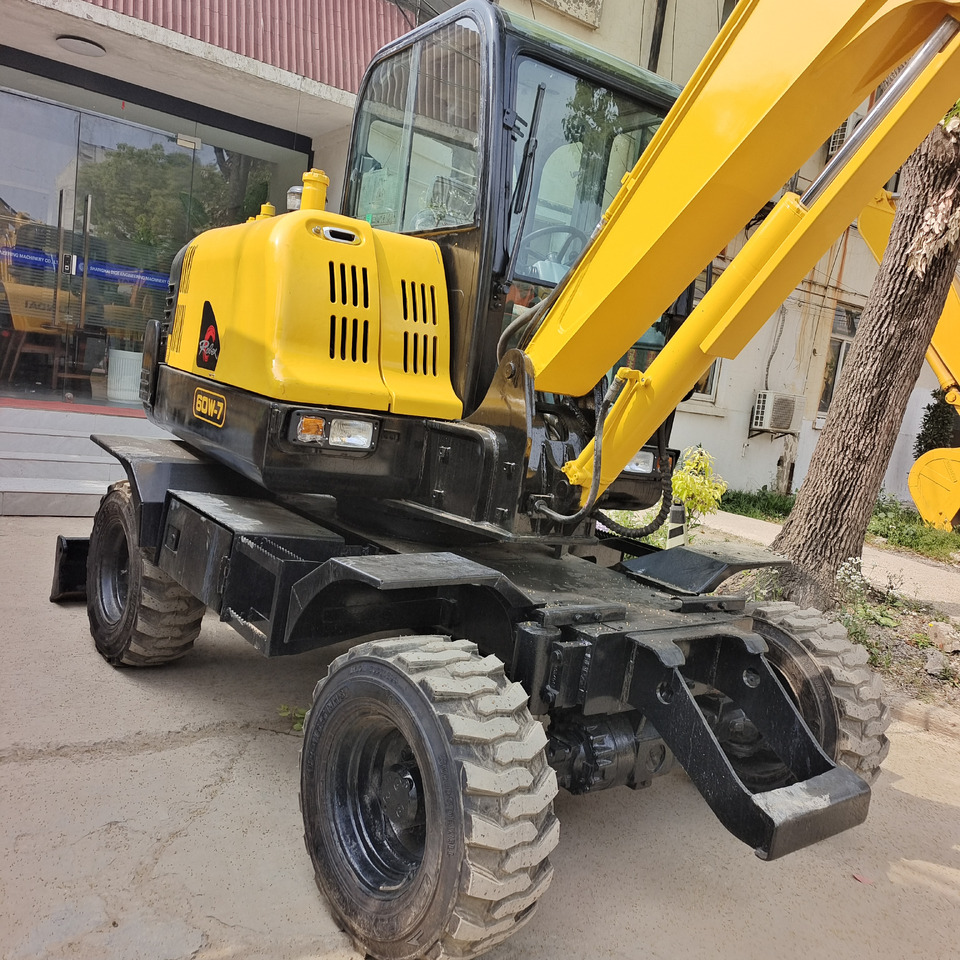 HYUNDAI R60W-7 - Gumikerekes kotró: 1 kép. HYUNDAI R60W-7 - Gumikerekes kotró: 1 kép.