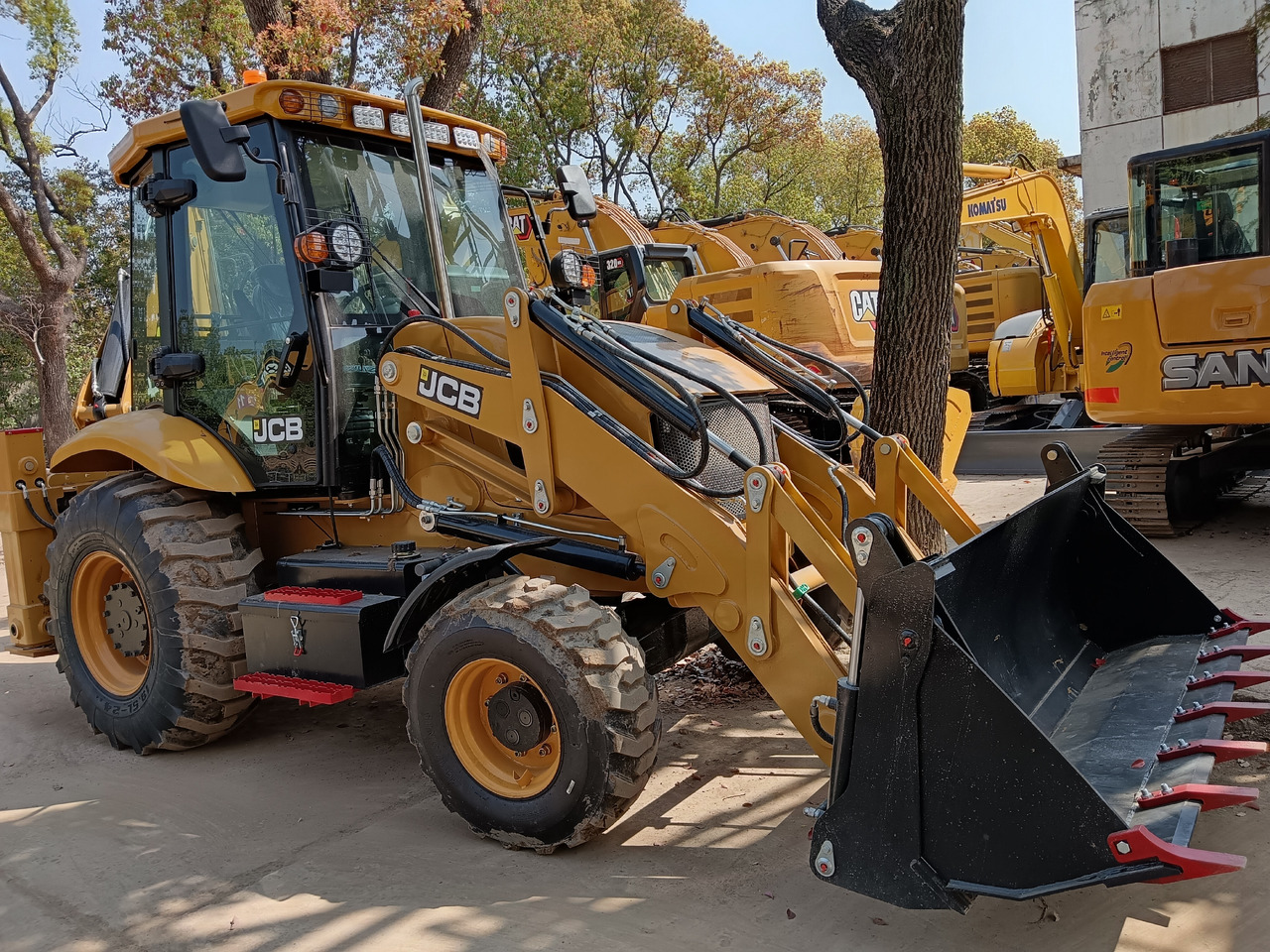 JCB 3CX - Kotrórakodó: 3 kép. JCB 3CX - Kotrórakodó: 3 kép.