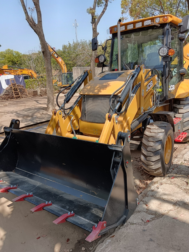 JCB 3CX - Kotrórakodó: 4 kép. JCB 3CX - Kotrórakodó: 4 kép.