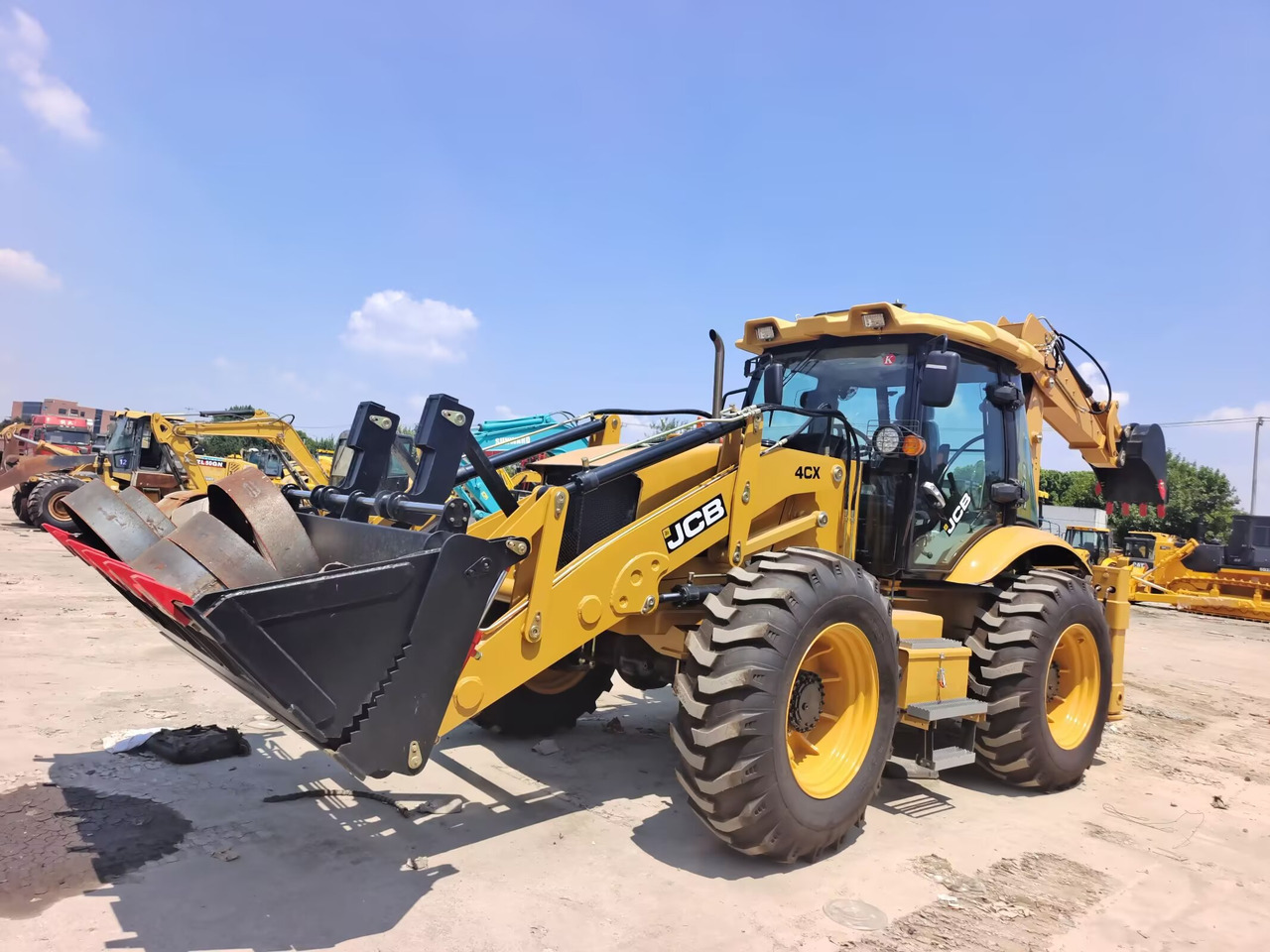 JCB 4CX - Kotrórakodó: 3 kép. JCB 4CX - Kotrórakodó: 3 kép.