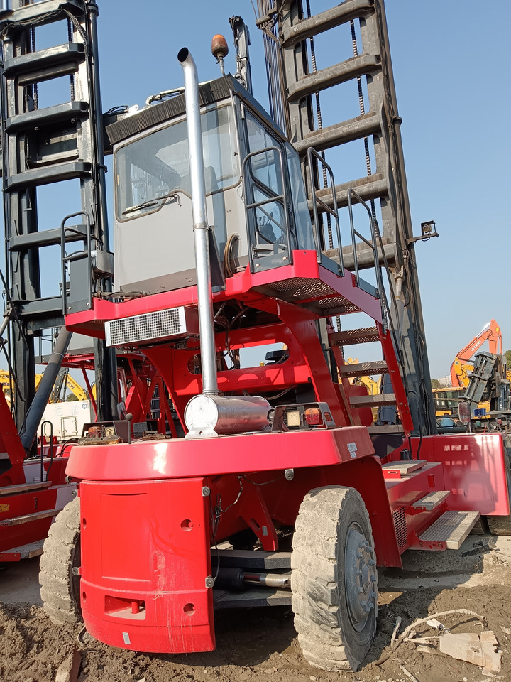 KALMAR DCE90 - Konténerrakodó: 2 kép. KALMAR DCE90 - Konténerrakodó: 2 kép.