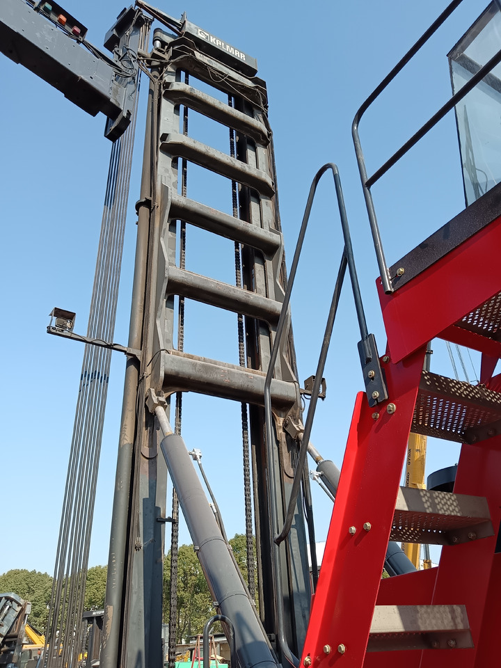 KALMAR DCE90 - Konténerrakodó: 5 kép. KALMAR DCE90 - Konténerrakodó: 5 kép.