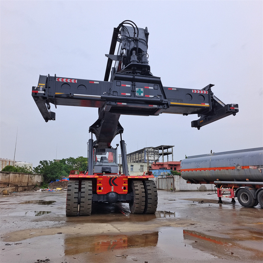 KALMAR DRF 450 - Konténerrakodó: 2 kép. KALMAR DRF 450 - Konténerrakodó: 2 kép.