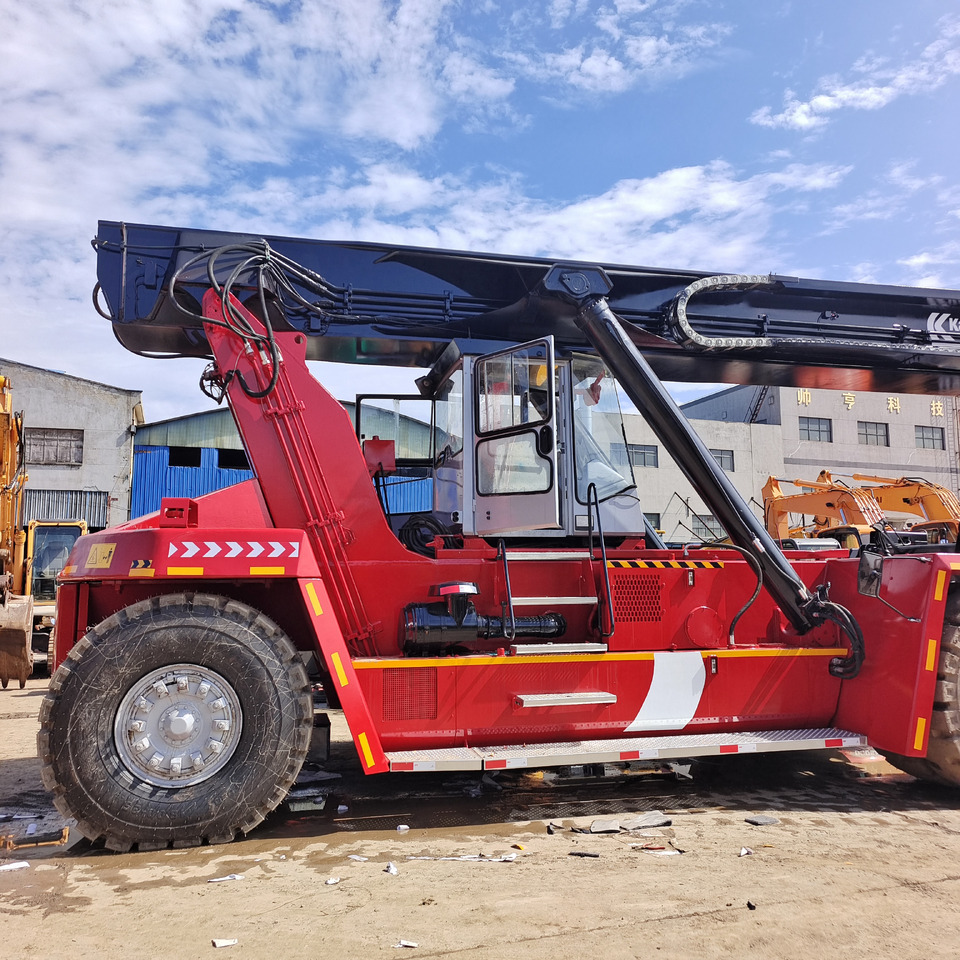 KALMAR DRF450 DRF 450 - Konténerrakodó: 1 kép. KALMAR DRF450 DRF 450 - Konténerrakodó: 1 kép.