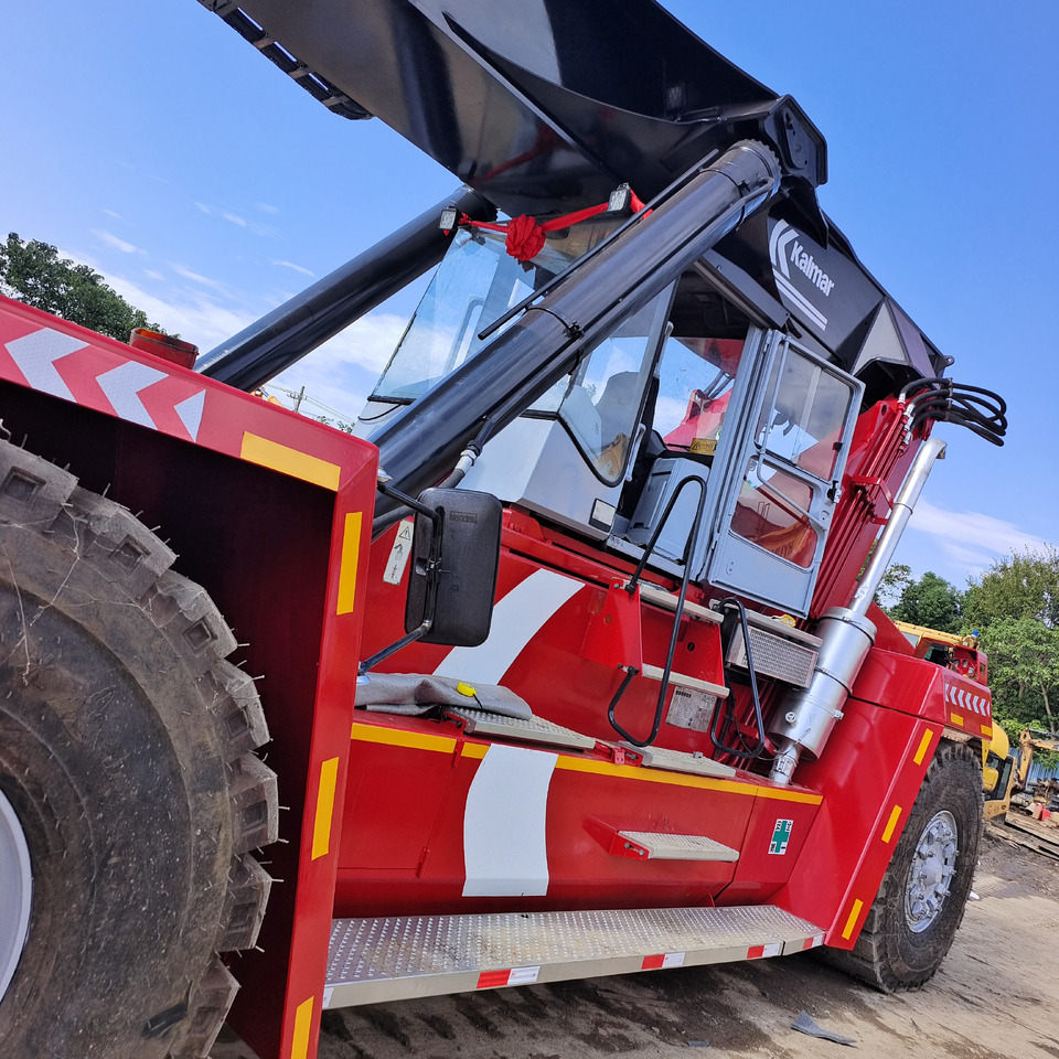 KALMAR DRF450 DRF 450 - Konténerrakodó: 4 kép. KALMAR DRF450 DRF 450 - Konténerrakodó: 4 kép.