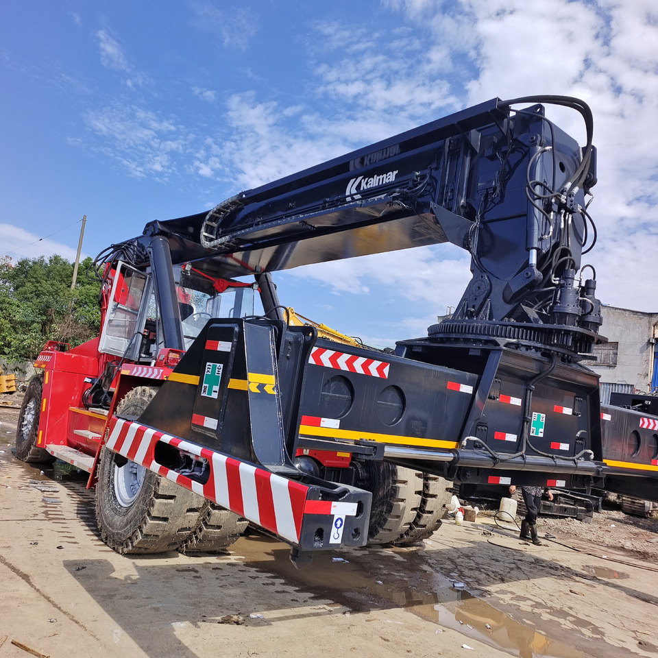 KALMAR DRF450 DRF 450 - Konténerrakodó: 5 kép. KALMAR DRF450 DRF 450 - Konténerrakodó: 5 kép.