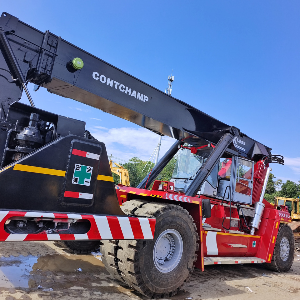KALMAR DRF450 DRF 450 - Konténerrakodó: 2 kép. KALMAR DRF450 DRF 450 - Konténerrakodó: 2 kép.